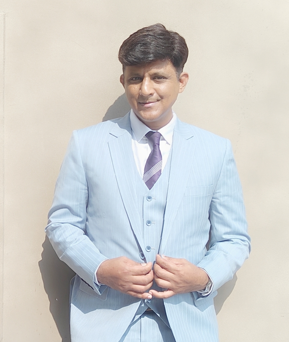 Portrait of Riaz Basha, Award-Winning Global Host • Keynote Speaker & Executive Communication Mentor • Creator of Magnetic Communication